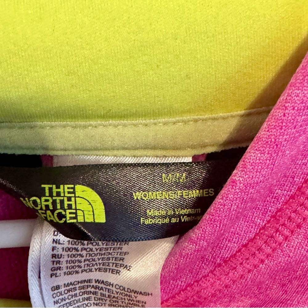 The North Face Women's Fuchsia Hoodie pull over size medium - Picture 4 of 5